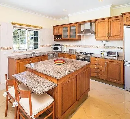 Praia Do Carvoeiro Sleeps 6 Air Con Carvoeiro (Lagoa)